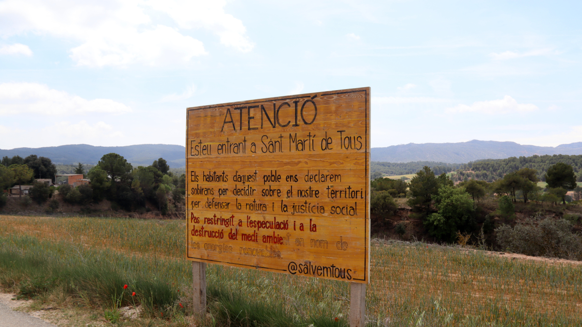 Un cartel alerta de que los vecinos de Sant Martí de Tous se han declarado 