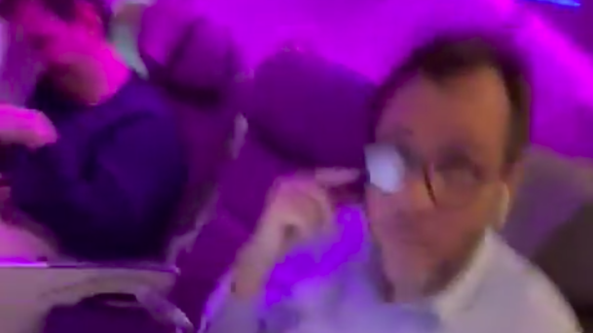 Captura de pantalla del video en que un home increpa a Oscar Puente.