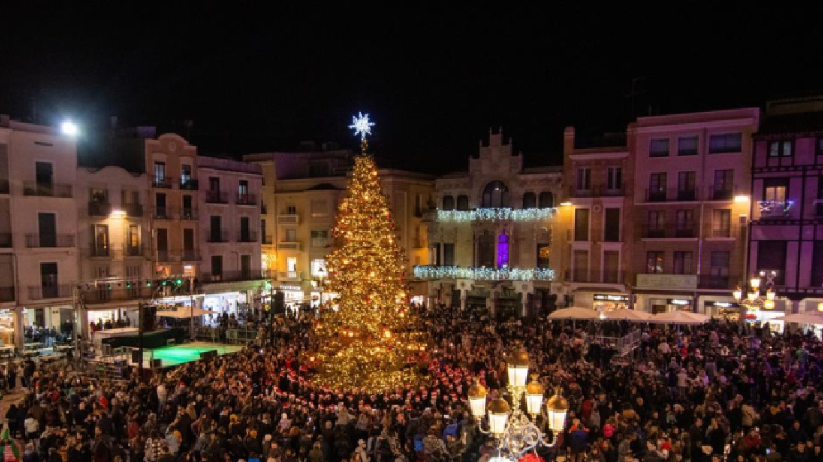 Imagen de las luces de Navidad en la plaza del Mercadal el año pasado.