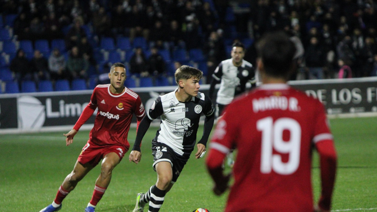 Pablo Fernández perseguint a Carlos Giménez, de l’Unionistas de Salamanca, el darrer diumenge.