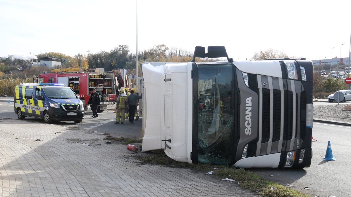 El camió de porcs que ha bolcat a la C-13 al seu pas pel polígon de Lleida.