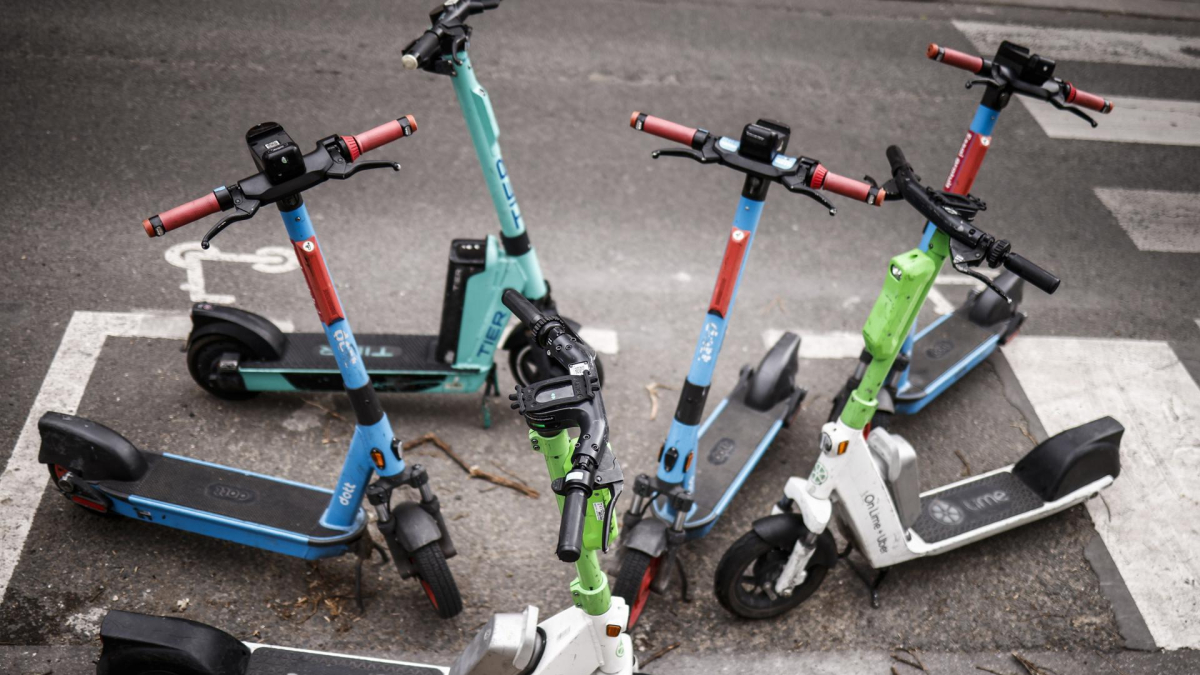 Imagen de varios patinetes eléctricos.