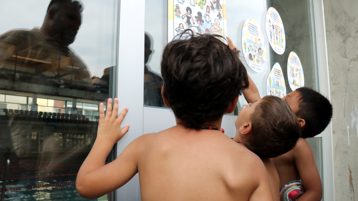 Niños mirando carteles.