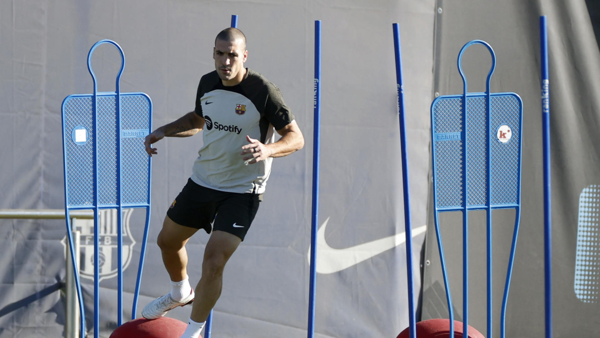 El migcampista del FC Barcelona Oriol Romeu durant un entrenament
