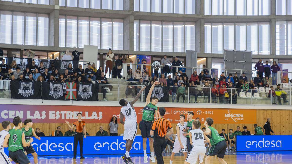 Els jugadors del Joventut de Badalona i el Bilbao Basket durant l’inici del partit al Palau d’Esports de l’Anella.