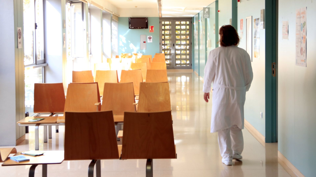Imatge d'una infermera a la sala d'espera d'un CAP