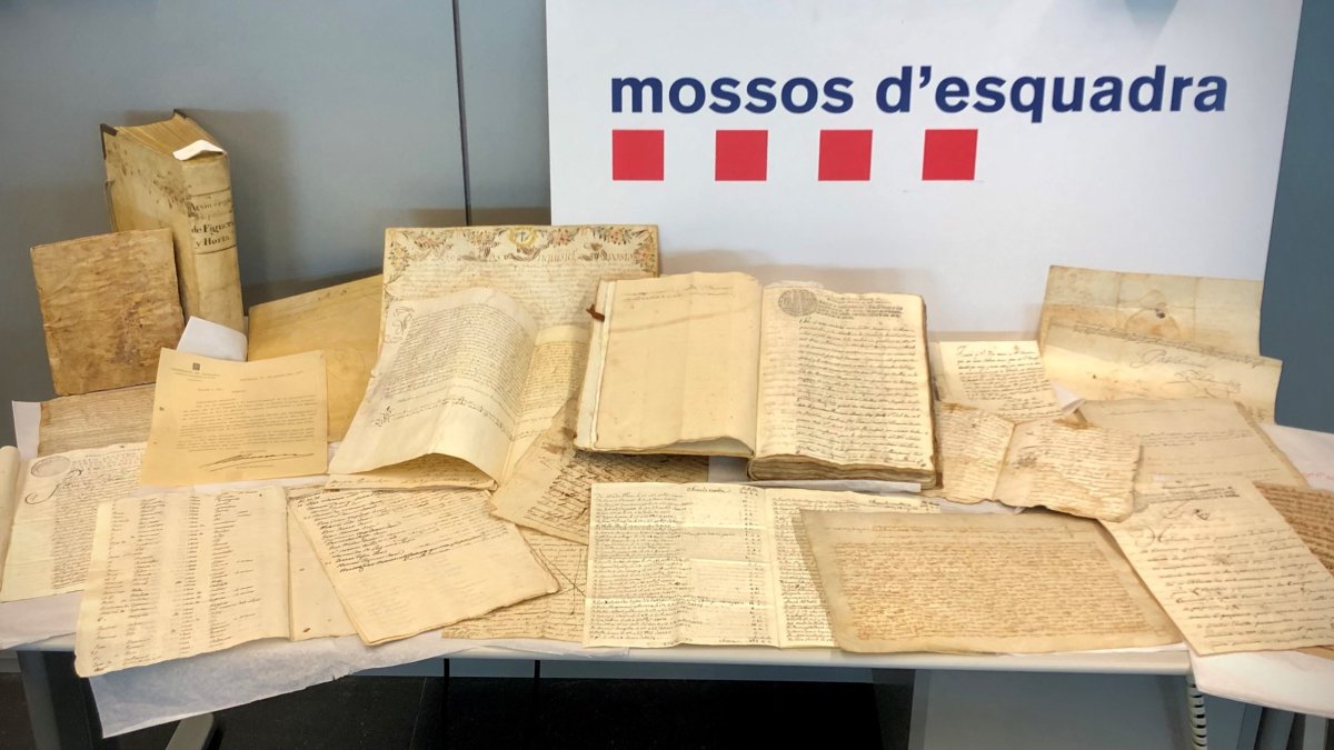 Manuscritos recuperados por los Mossos d'Esquadra, entre los cuales un documento del siglo XVII inspirado en una leyenda de Montserrat.