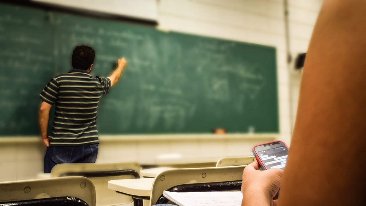 Imagen de recurso de un alumno usando un teléfono durante una clase.