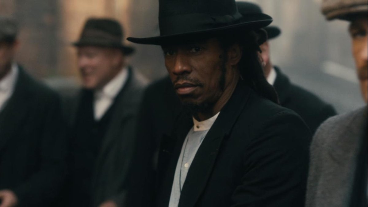 IImagen de Benjamin Zephaniah interprerpretando a Jeremiah Jesus durate una escena de Peaky Blinders.