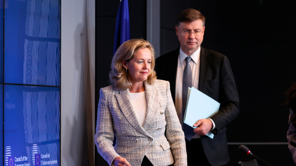 La vicepresidenta primera del gobierno español en funciones, Nadia Calviño, y el vicepresidente ejecutivo de la Comisión Europea, Valdis Dombrovskis, llegando a la rueda de prensa posterior a l'Ecofin celebrado en Luxemburgo.