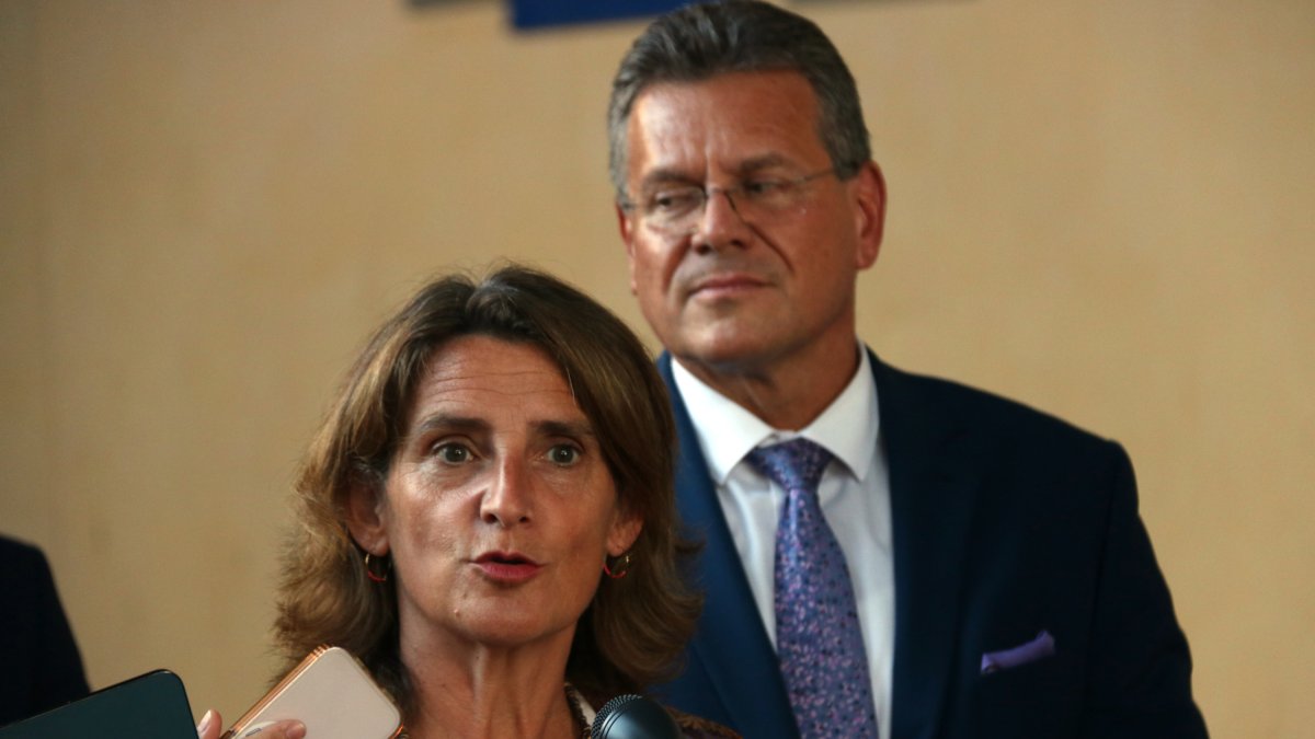 La vicepresidenta tercera del gobierno español en funciones, Teresa Ribera, acompañada del comisario para el Pacto Verde Europeo, Maros Sefcovic, durante una atención a los medios en Bruselas