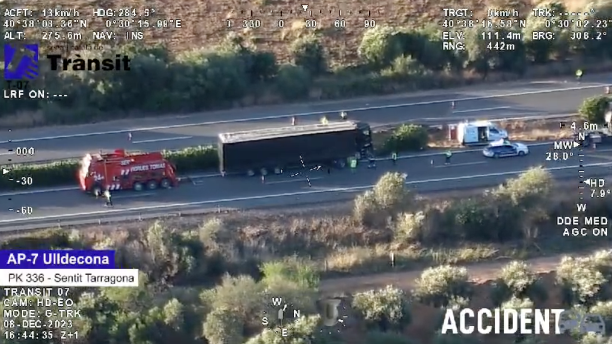 Imagen del camión accidentado al AP-7 en Ulldecona.
