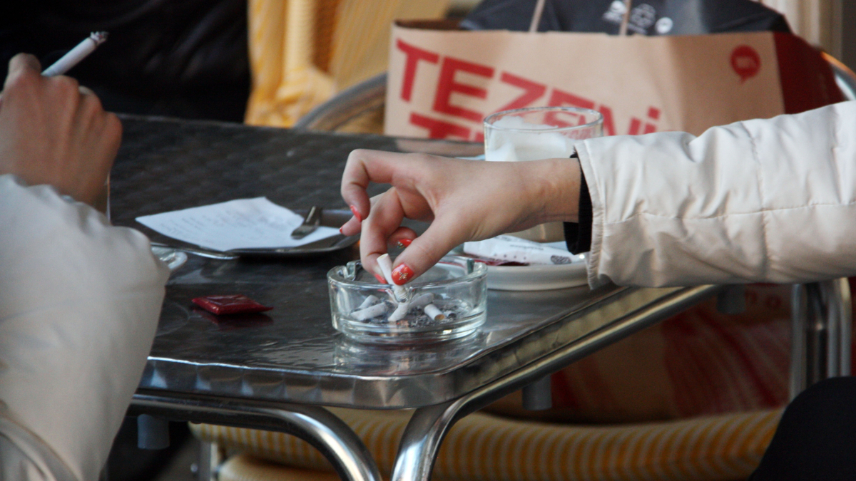 Imatge d'arxiu de fumadors a la terrassa d'un bar.