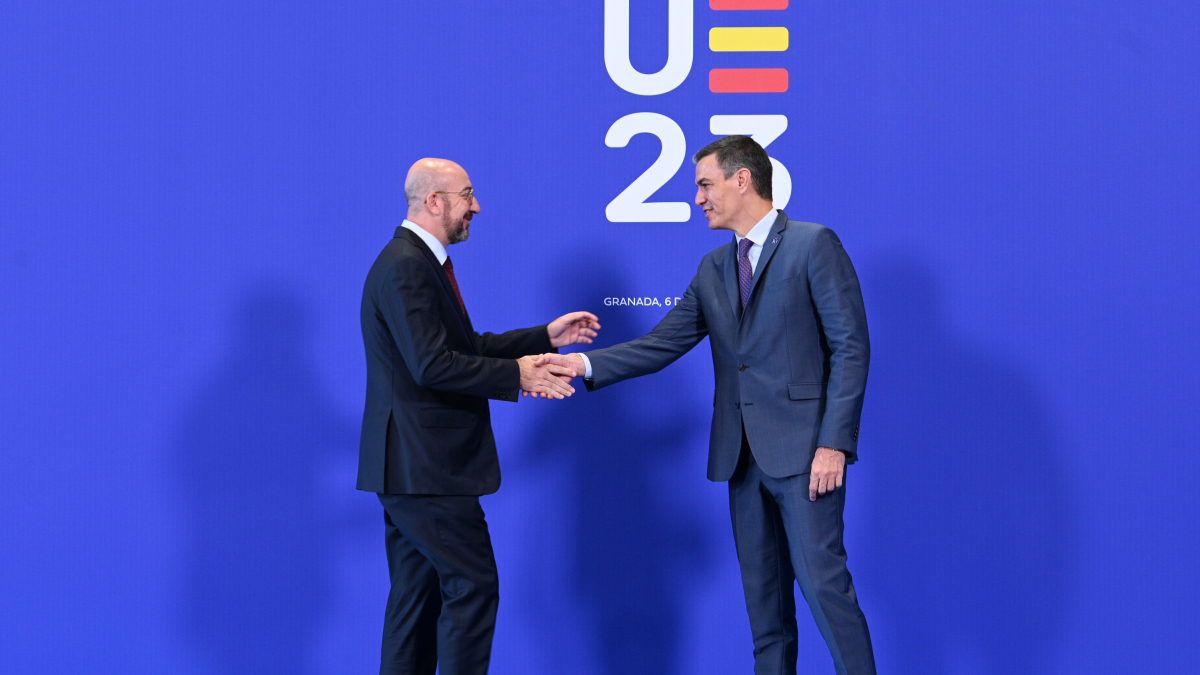 El presidente del gobierno español, Pedro Sánchez, recibe al presidente del Consejo Europeo, Charles Michel.