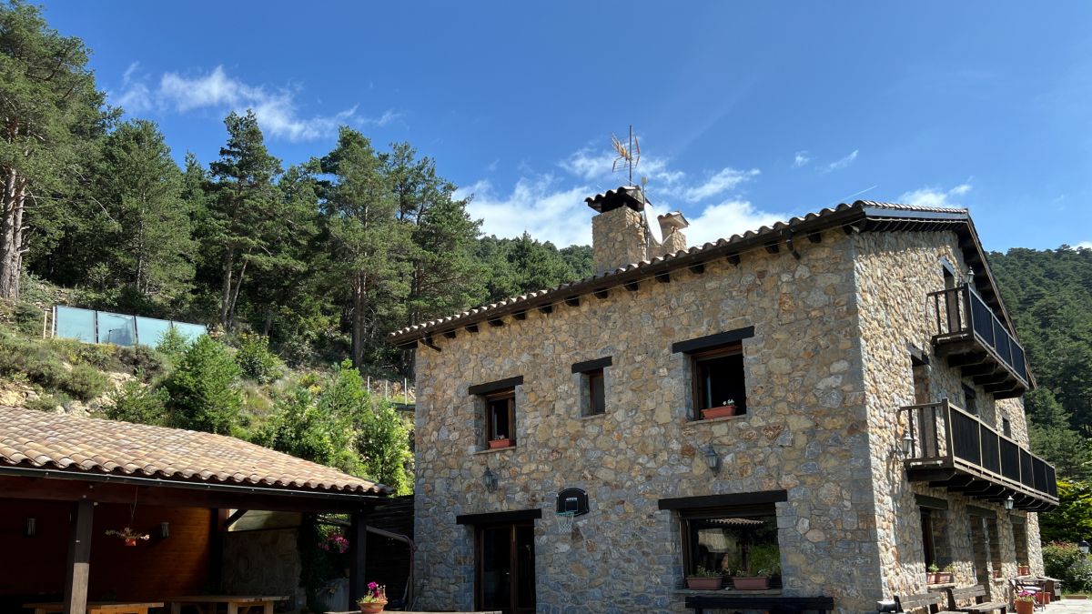 Les cases rurals Rústic Vilella, a Gisclareny (Berguedà).