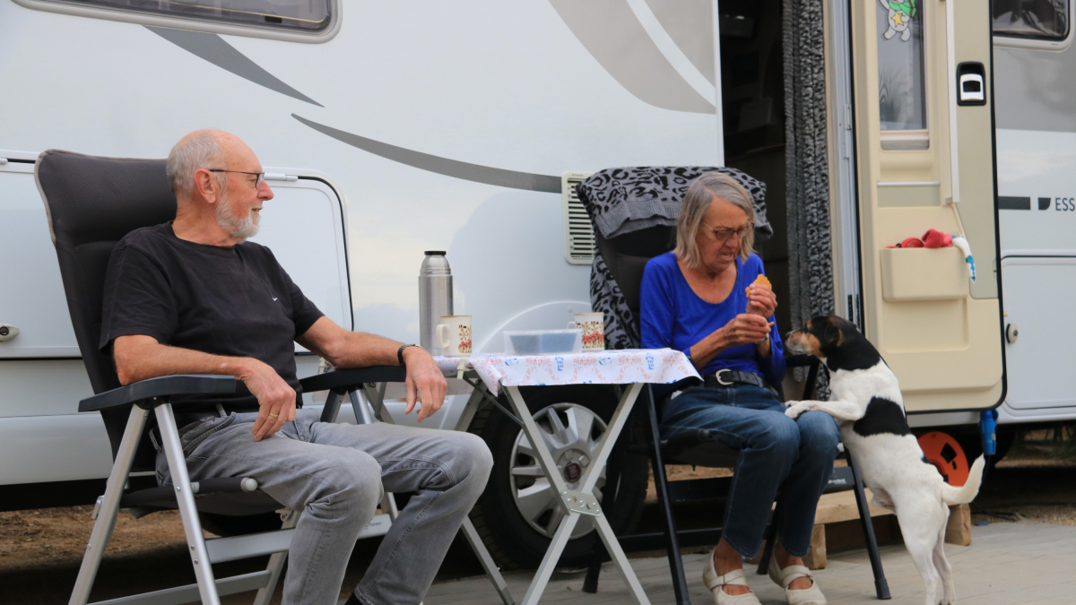 Una parella esmorza al Càmping la Llosa de Cambrils, abans de l'arribada del pont de desembre.