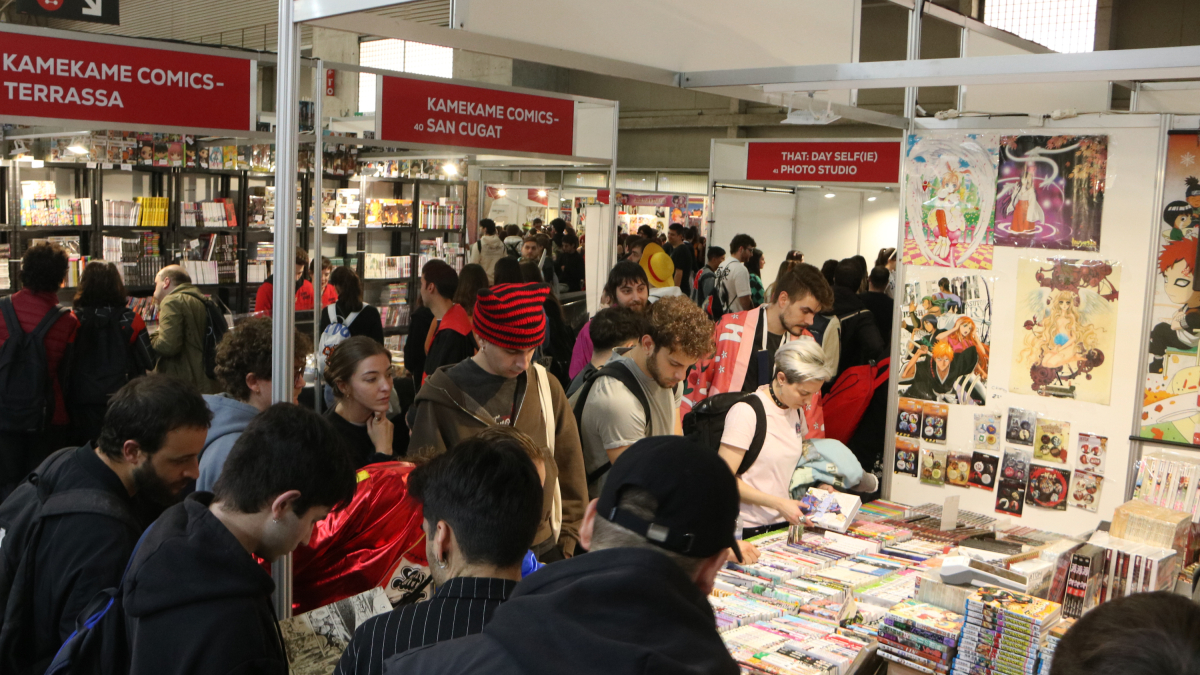 Desenes de persones en un dels stands de venda de còmics manga al Manga Barcelona.