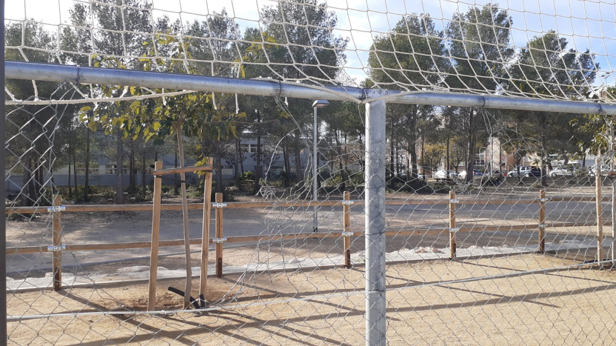 Les tanques malmeses que delimiten el recinte multiesportiu.