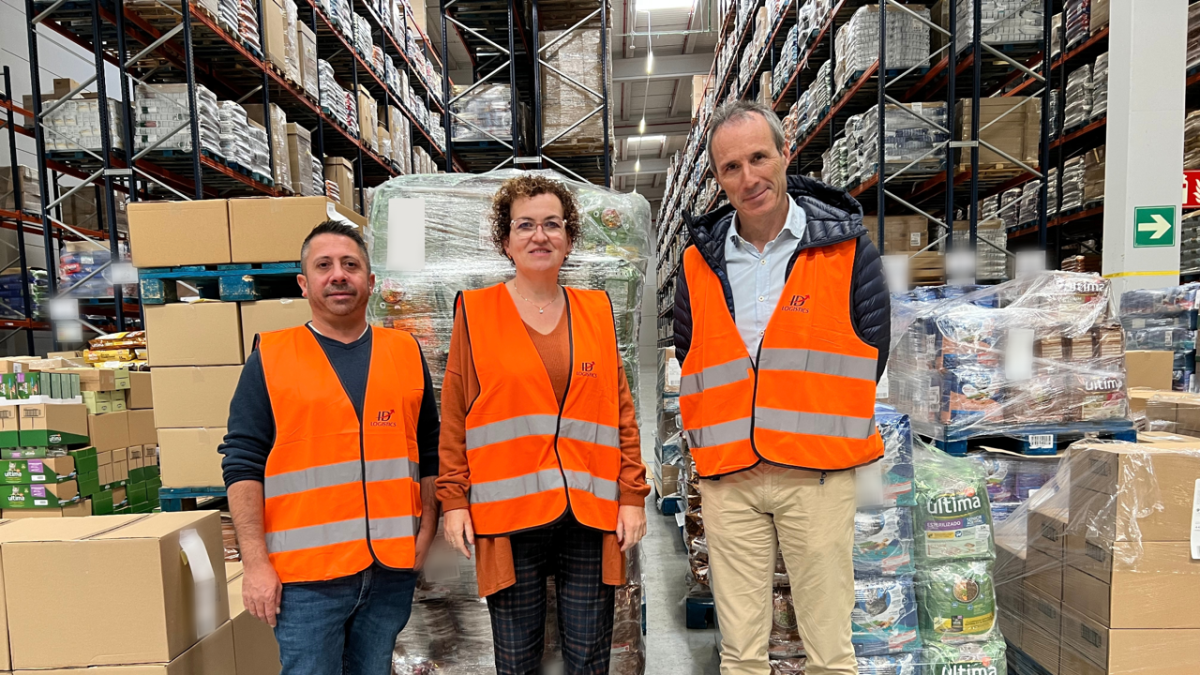 El regidor de Benestar Animal, Daniel Caballero i l'alcaldessa Agnès Ferré han volgut agraït la col·laboració d'aquesta empresa amb centre logístic al municipi.