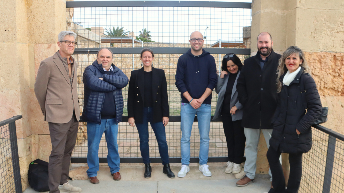 Los concejales del grupo municipal de ERC en el Ayuntamiento de Tarragona, cono el exconcejal Hermán Pinedo, en la puerta del Fortín de Sant Jordi.