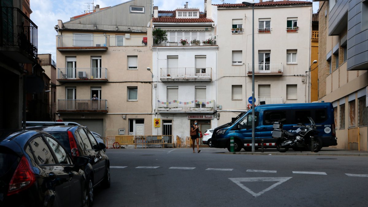 Pla general de la plaça Lladó de Manresa amb una furgoneta dels Mossos.