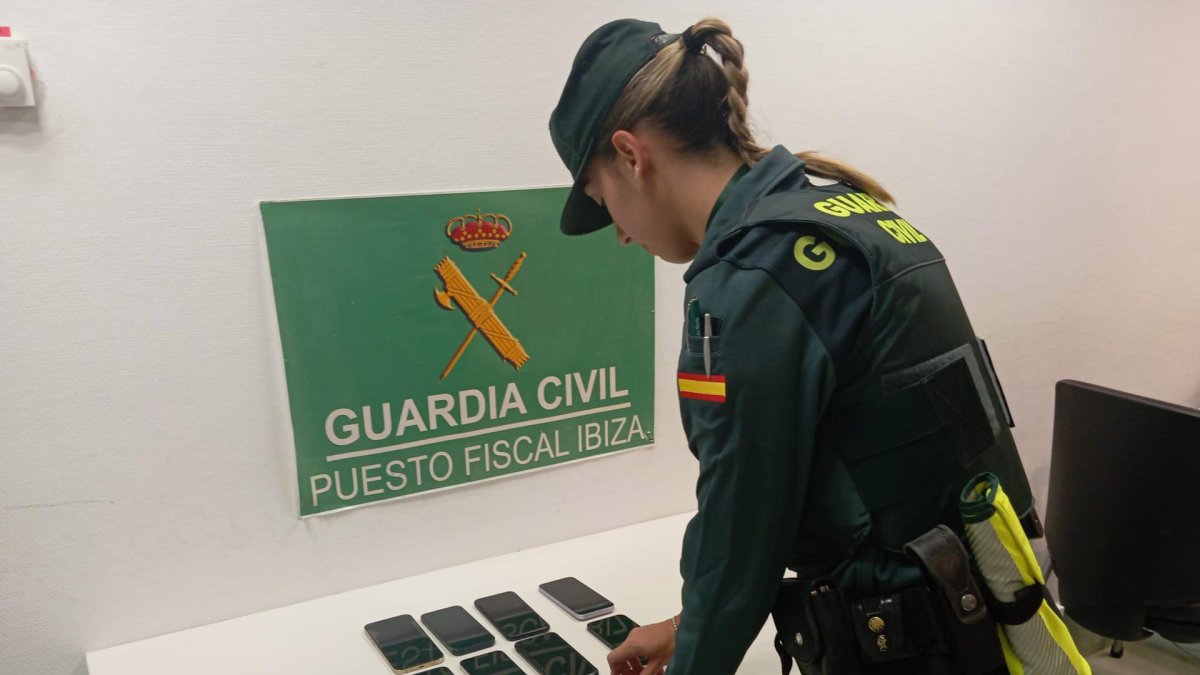 Imagen de los Iphone encontrados en la maleta de una pasajera en el aeropuerto de Ibiza.