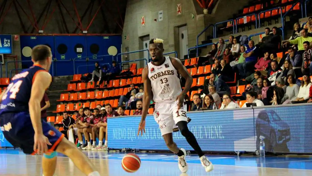 Imatge de Bright Mensah amb el Tormes.