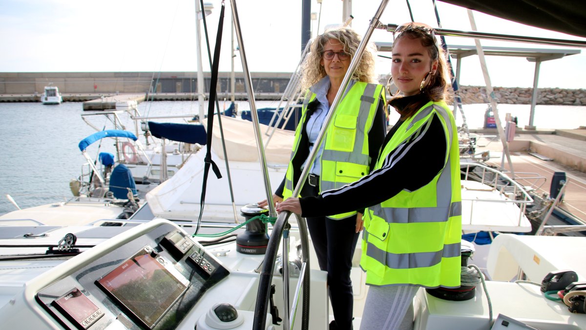 La mentora, Míriam Sirisi, dando explicaciones a su mentorada, Júlia Pérez, en una embarcación en el puerto de Calafat.