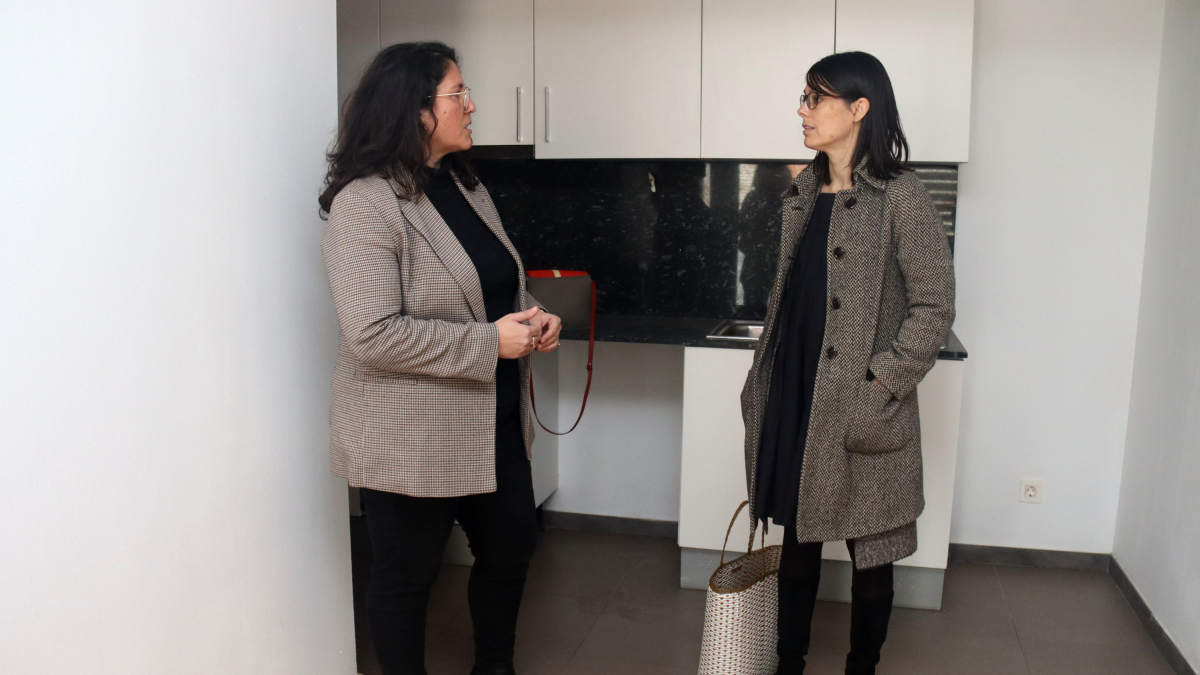 La secretària d’Habitatge del Departament de Territori, Marina Berasategui, i la directora d'Incasòl, Maria Sisternas, visitant un dels pisos adquirits a Reus.