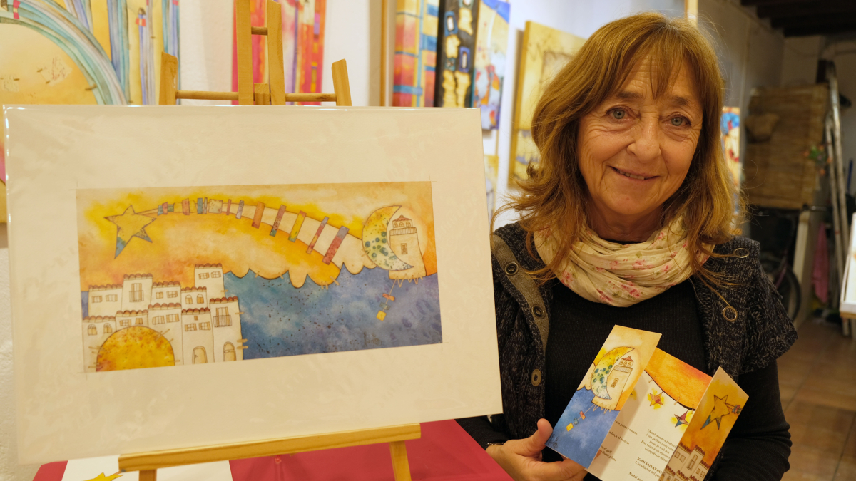 La postal, que se abre como una ventana, incluye una estrella|cometa como símbolo navideño y la Torre del Puerto como elemento identificativo del municipio.