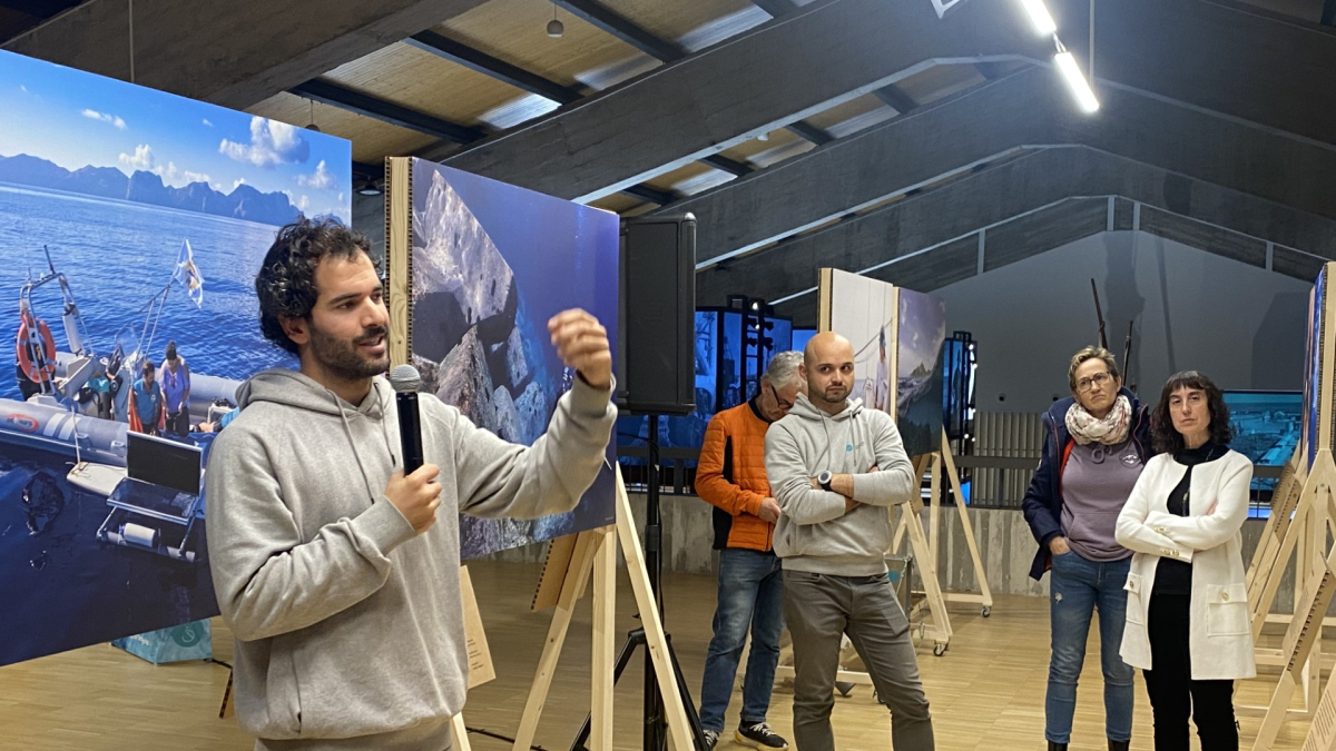 Con un velero el equipo de la ONG recoge plásticos y pretende concienciar y hacer frente a las principales amenazas de los ecosistemas