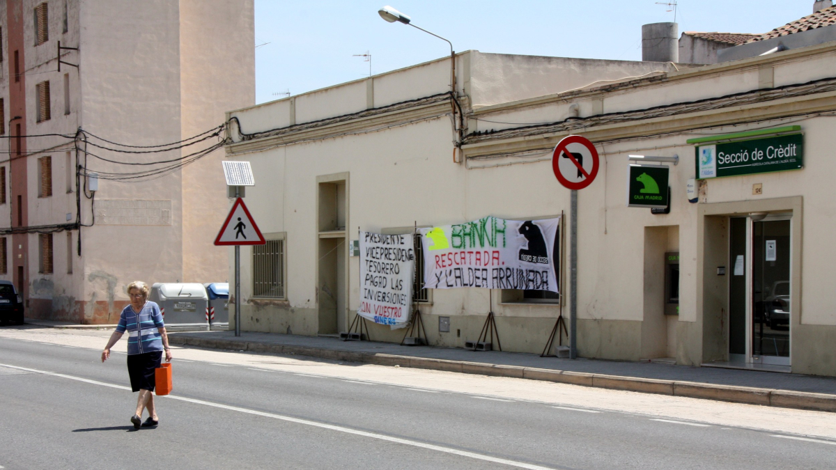 Imagen de archivo de la sección de crédito de la cooperativa de l'Aldea, con el cajero automático y el logo de Caja Madrid a encima.