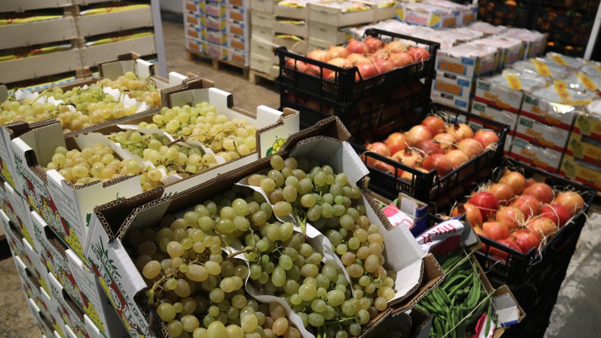 Uva y granadas en el mercado de frutas y hortalizas de Mercabarna.