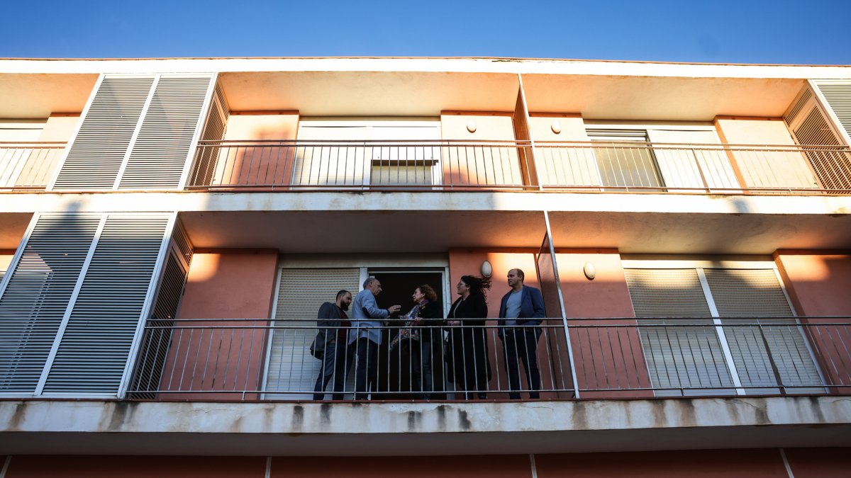 La consellera de Territori, Ester Capella, visitant la promoció de 24 habitatges amb protecció oficial, recuperada per destinar-la a lloguer social a l'Ampolla.