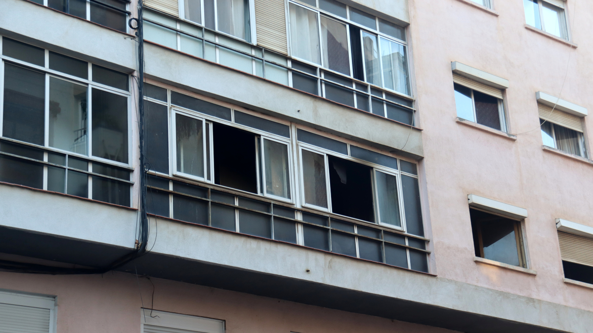La fachada del piso donde se ha originado el incendio en Reus.