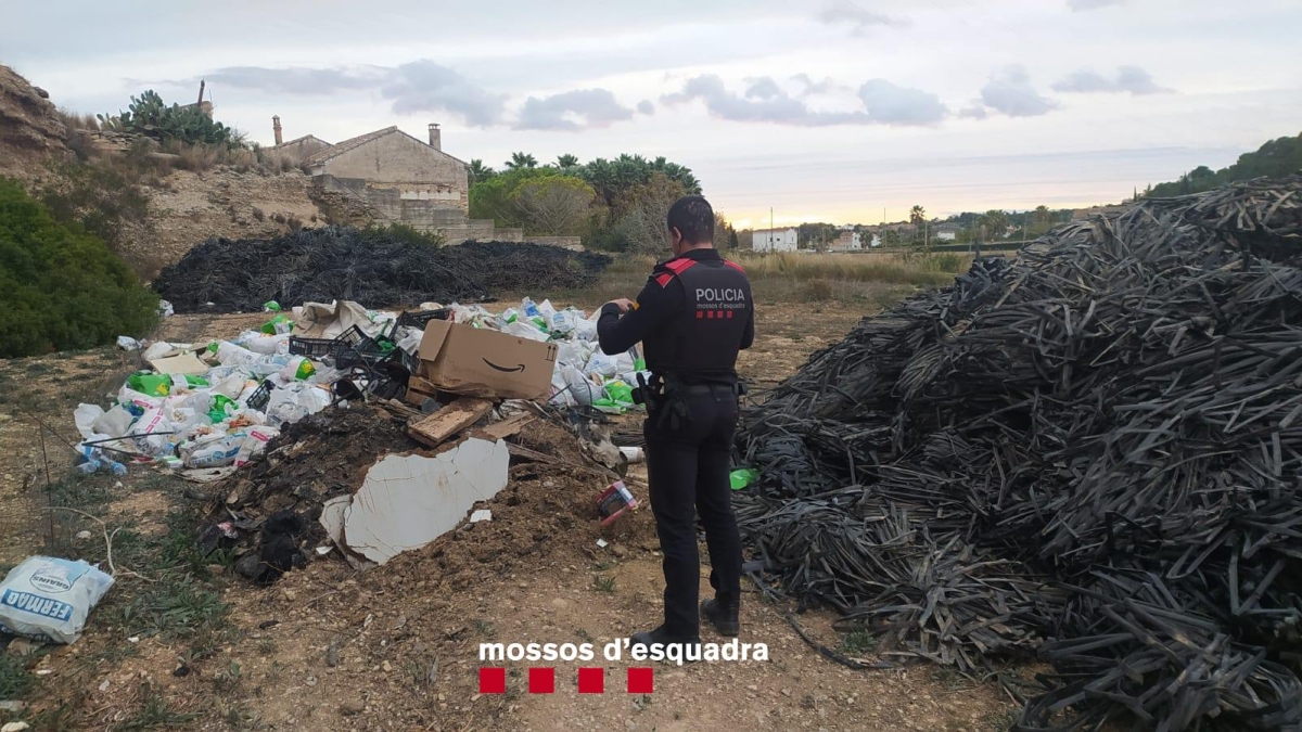 Imagen de la parcela, ubicada dentro los término municipal de Tortosa, donde había gran cantidad de diferentes tipos de residuos asomados|vertidos al suelo.