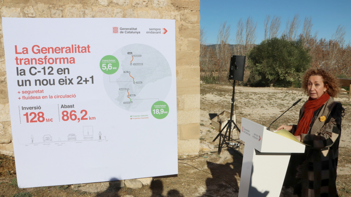 La consejera|consellera de Territorio, Ester Capella, durante la presentación de las mejoras en la C-12 desde Amposta, este viernes.