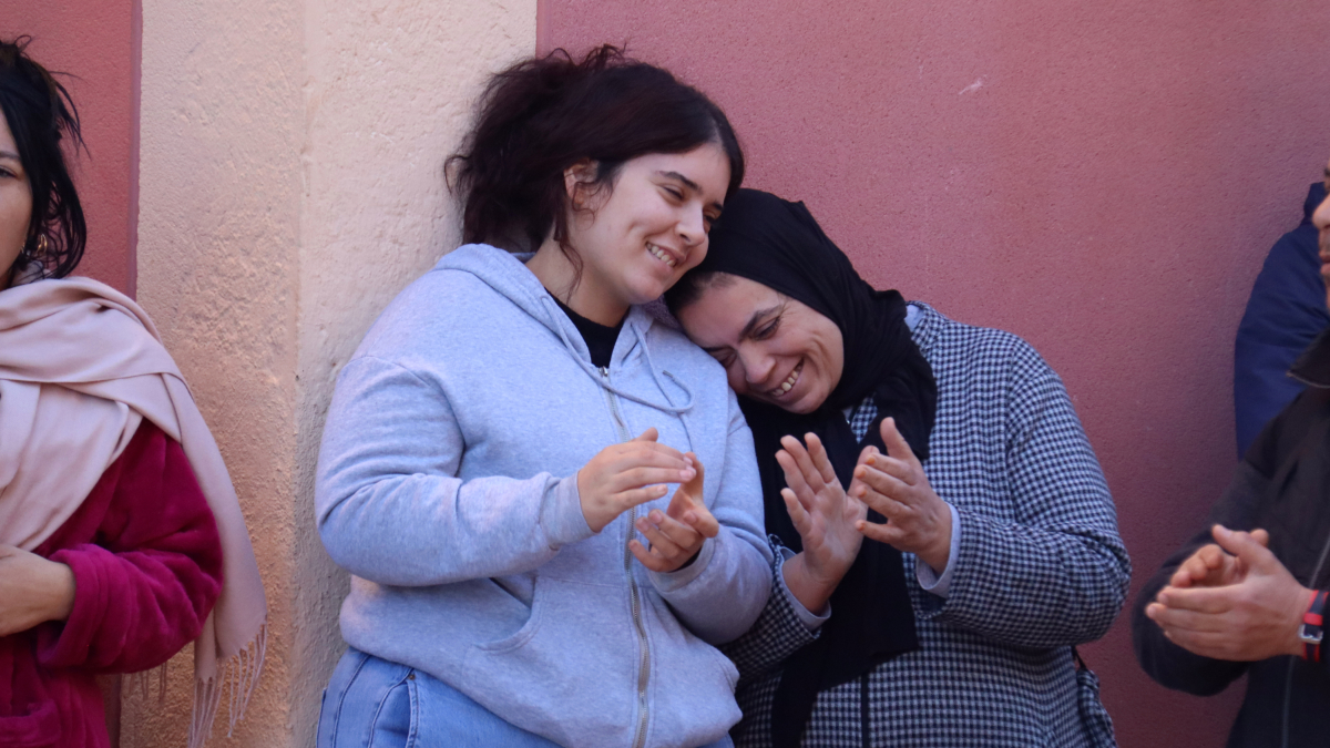 Darifa y su hija Yasmina después de que la comitiva judicial haya anunciado el paro del desahucio.
