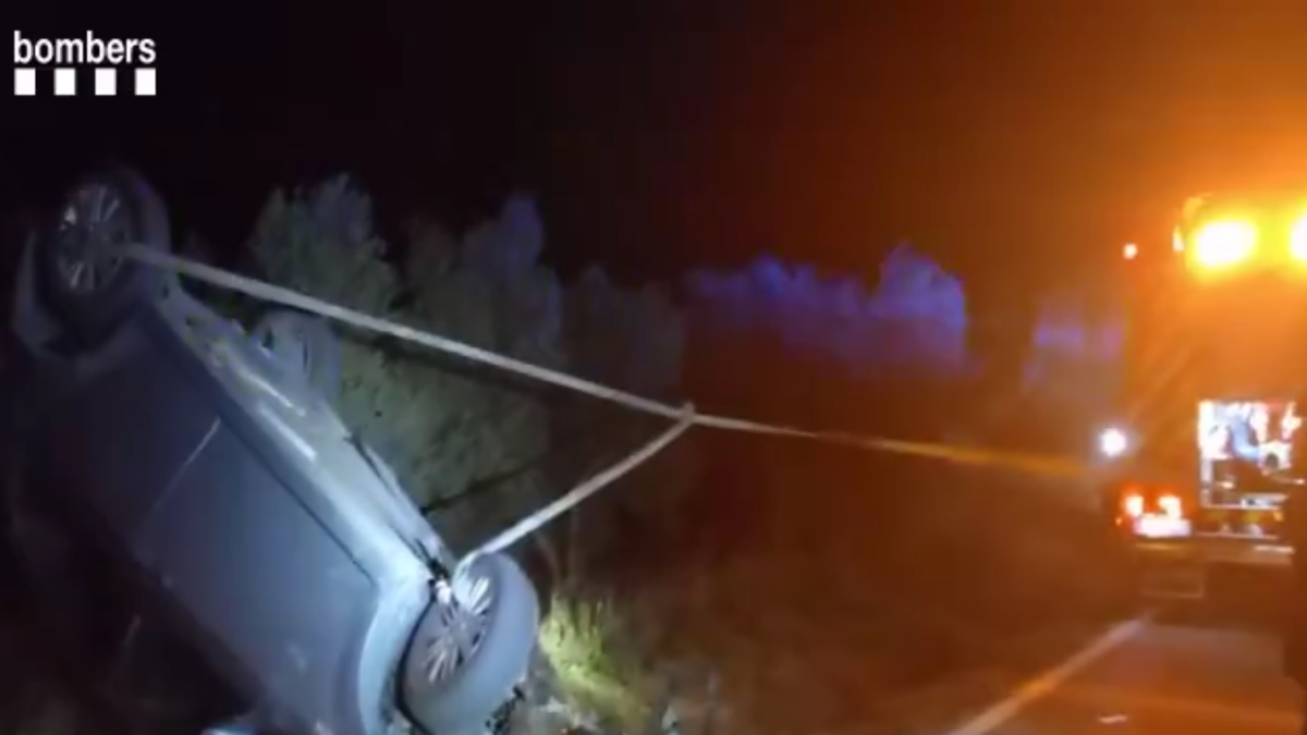 Els Bombers desbolquen un cotxe accidentat a Alcover.