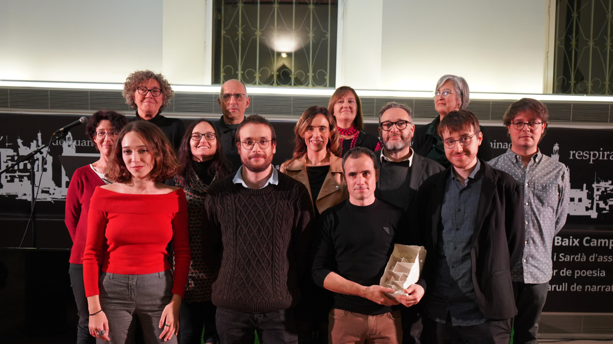 A primera fila, guanyadors dels de la 42a edició dels XLI Premis Literaris Baix Camp i del Premi de Narrativa Ciutat de Reus.