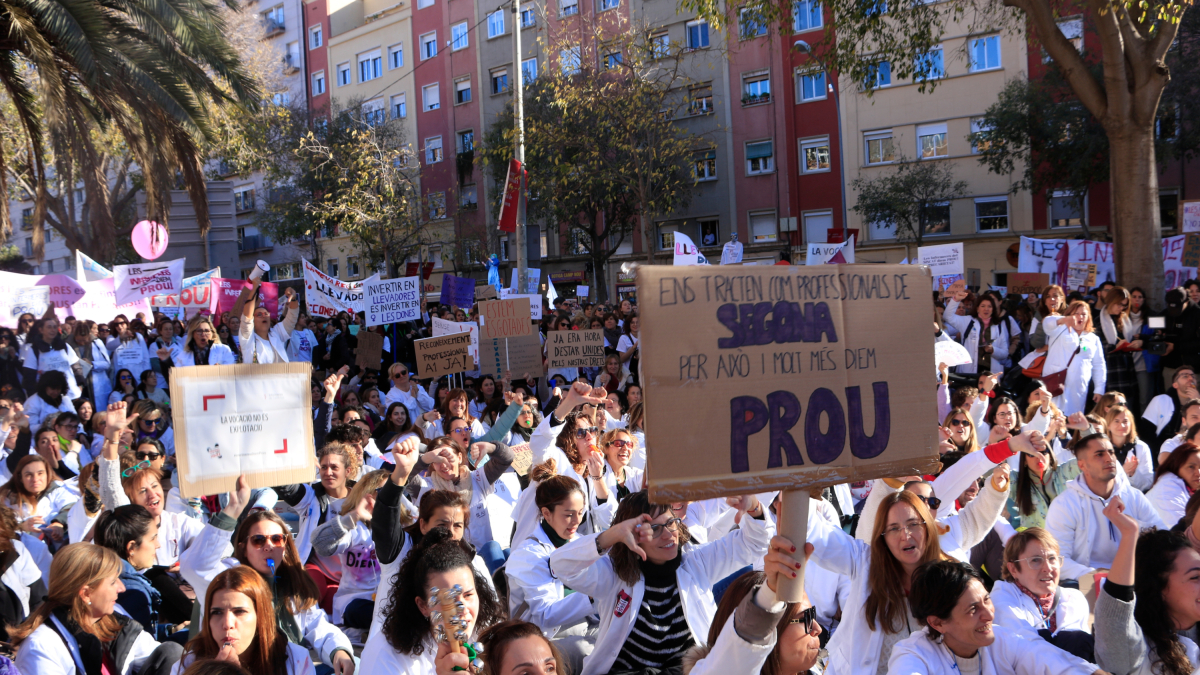 Participants a la manifestació convocada ahir pel sindicat Infermeres de Catalunya, en la vaga amb caràcter indefinit, a les portes del recinte on hi ha el Servei Català de la Salut i el Departament de Salut, amb cartells que diuen «Prou».