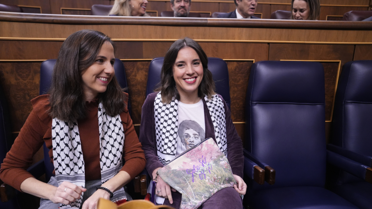 Les ministres Ione Belarra i Irene Montero assegudes a l'hemicicle abans de l'inici del debat d'investidura de Pedro Sánchez, el passat 16 de novembre.