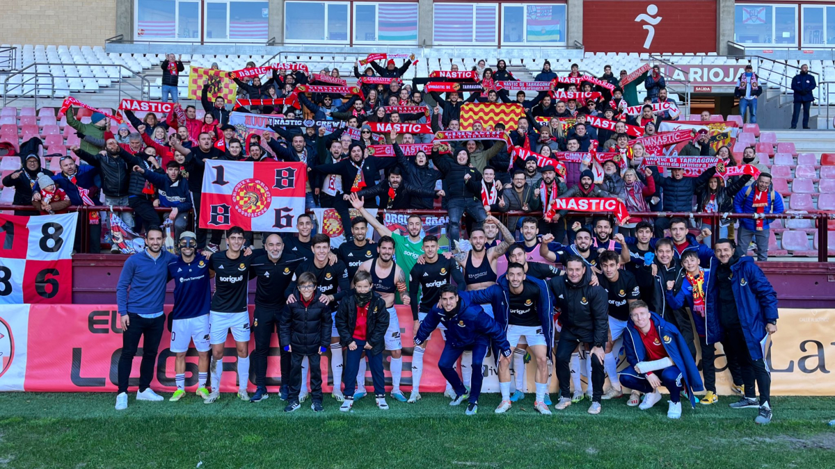 Els jugadors del Nàstic celebrant el triomf amb l'afició.