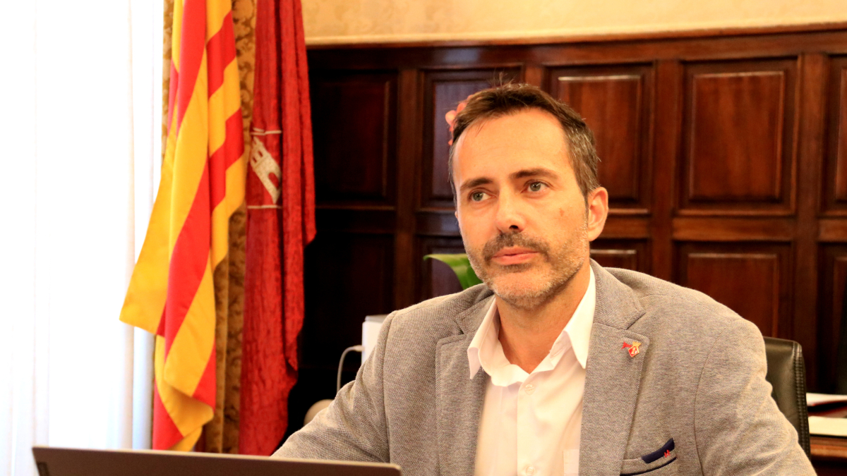 Imagen de archivo del alcalde de Tortosa, Jordi Jordan, trabajando en su despacho del Ayuntamiento.