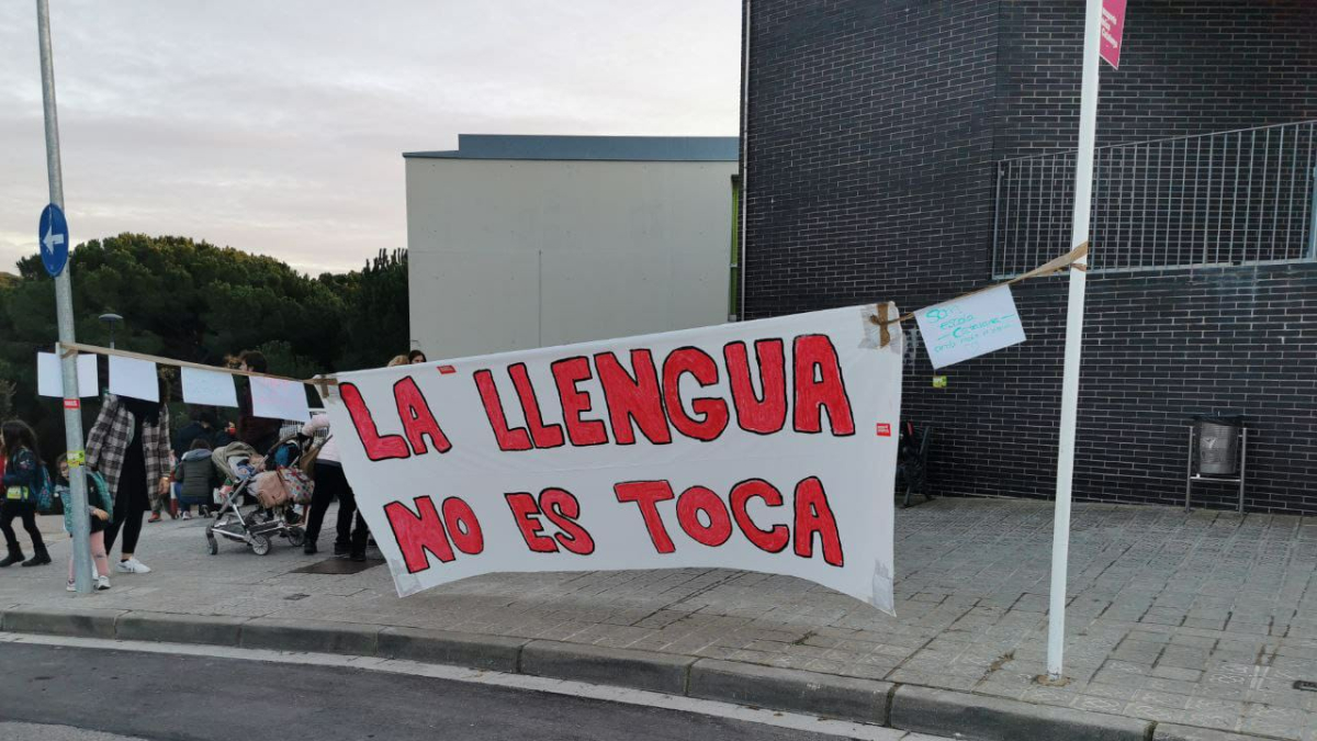 Imatge d'arxiu d'una pancarta a favor de la immersió lingüística davant l'escola Turó del Drac de Canet de Mar.
