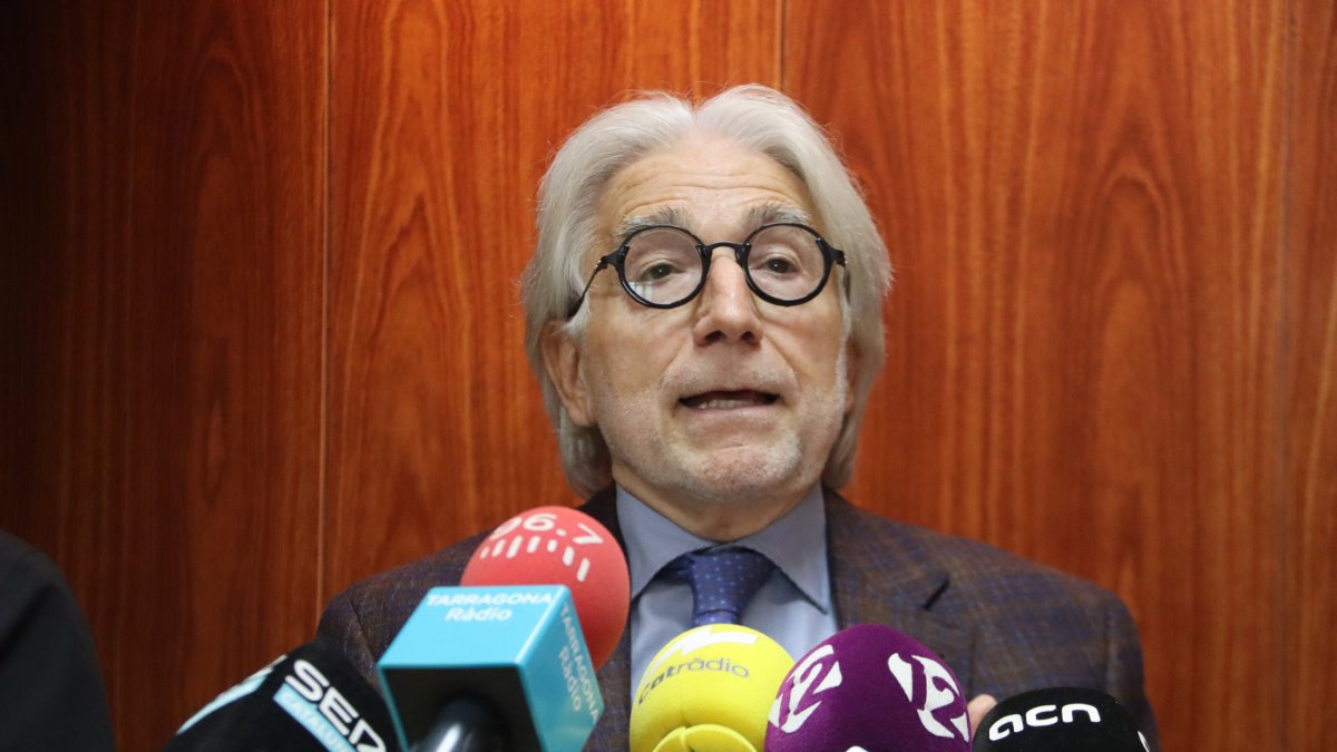 El president de Foment del Treball, Josep Sánchez-Llibre, durant la roda de premsa d'aquest dilluns a la seu de la CEPTA a Tarragona.