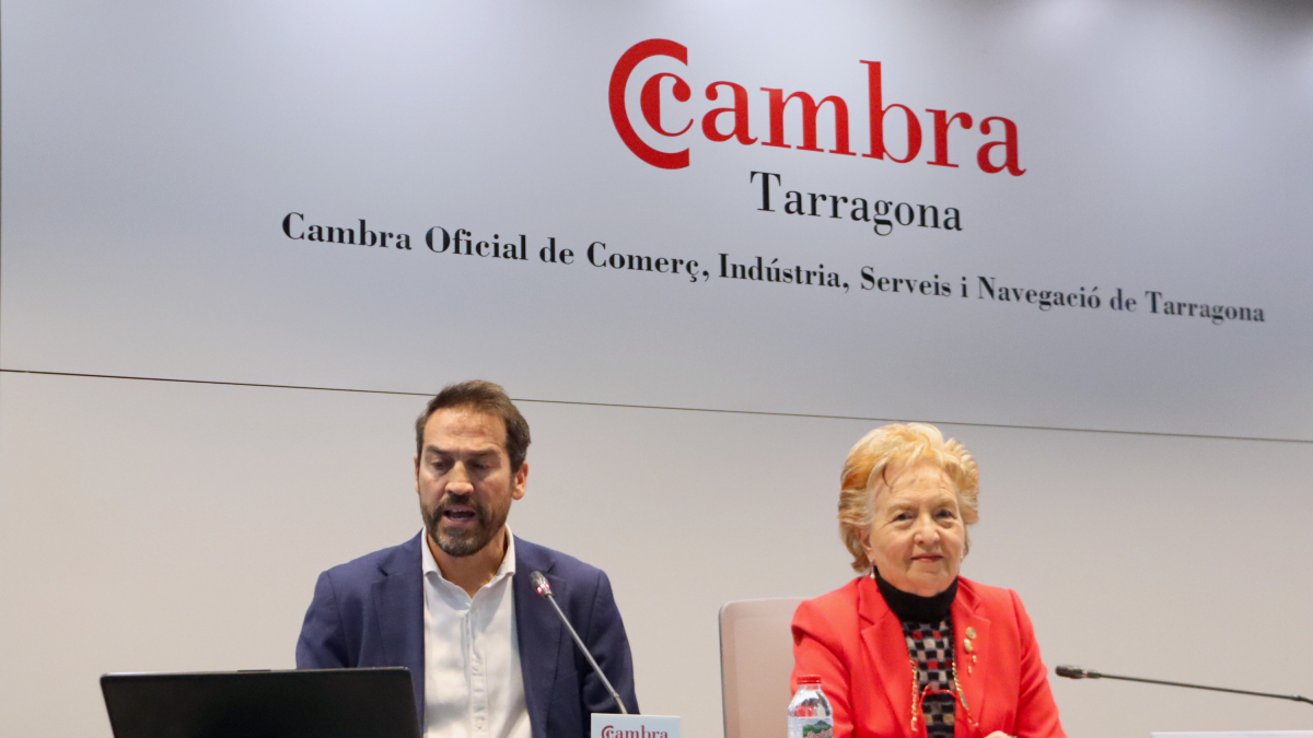 El secretario general de la Cambra de Comerç de Tarragona, Daniel Martín; y la presidenta del ente, Laura Roigé, durante el balance anual de este lunes.