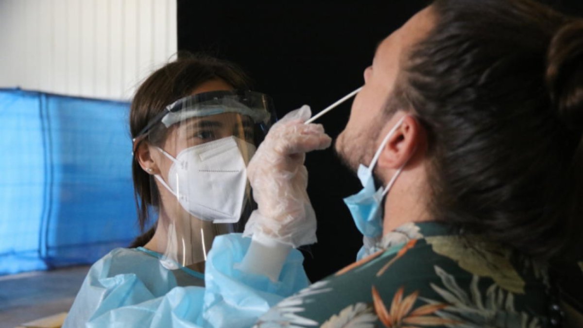 Una sanitaria realiza una prueba a un paciente.