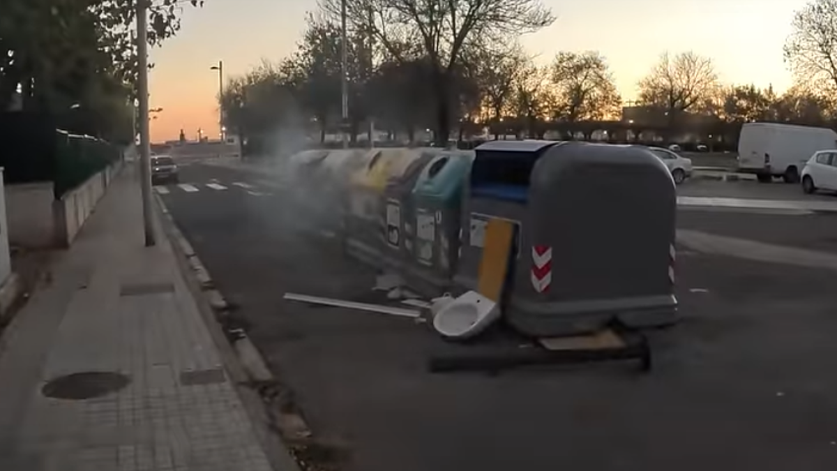 Imagen de los contenedores quemados en el barrio de Campclar.