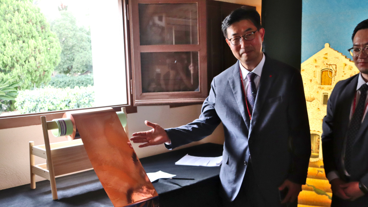 El director general de Lotte Energy Materials, Lim Taeil, muestra un rollo de elecfoil, después de la presentación de la empresa en Mont-roig del Camp.